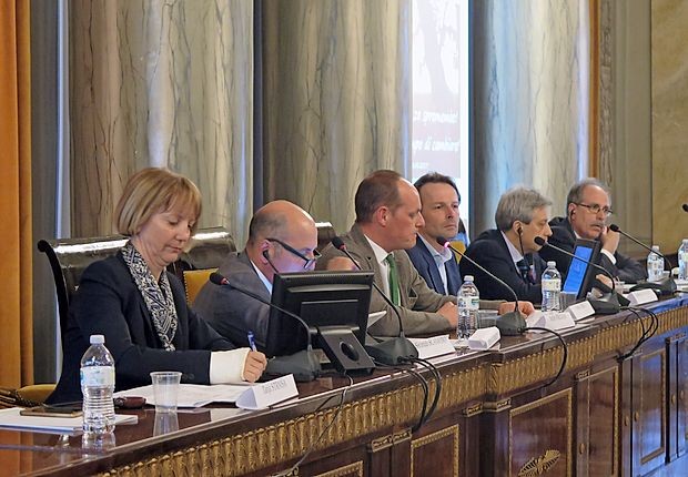 Občnega zbora Deželne kmečke zveze so se udeležili Tanja Strniša (ministrstvo za kmetijstvo, gozdarstvo in prehrano),
Secondo Scanavino (predsednik Konfederacije kmetov Italije), Stefano Predan (predsednik zbora), Franc Fabec (Deželna
kmečka zveza), Gianluigi Gallenti (Univerza v Trstu) in Gianni Torrenti (odbornik dežele Furlanija - Julijska krajina).