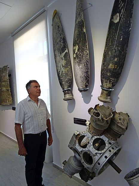 Zbiratelj Miran Wahl je za razstavo prispeval dele ameriškega
bombnika B-24, ki je padel pri Jeličnem vrhu pri Idriji.