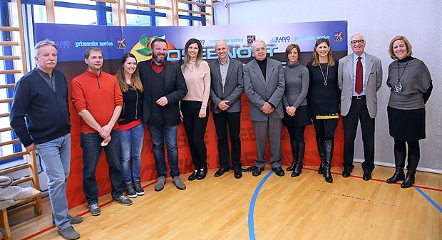 Gostitelj današnjega srečanja Marko Strle (četrti z leve), ki bo
s Karin Sabadin (ob njem) vodil zaključno prireditev, je
predstavil kandidate in kandidatke za naziv osebnost Primorske 2016.