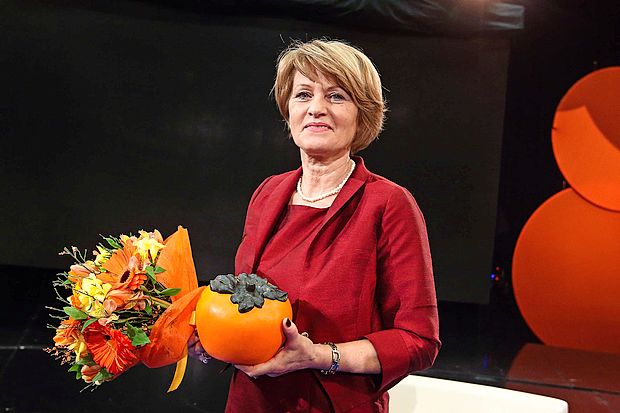 Lanskoletna zmagovalka je bila borka za gradnjo centra za
osebe s posebnimi potrebami Angela Lampe. Komu bo
predala zlato jabolko?