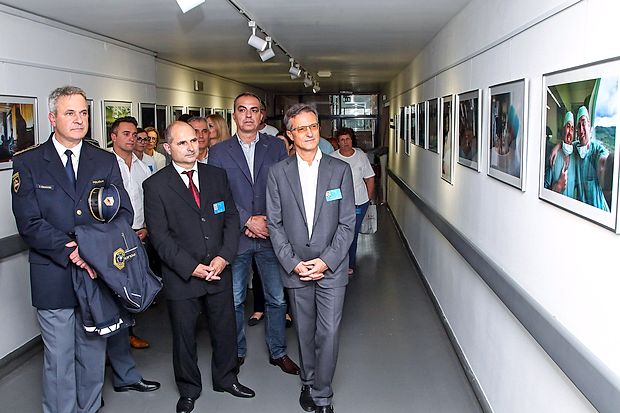 Spominsko Martinezovo galerijo so si med prvimi ogledali Tomaž Čehovin, Radivoj Nardin in
Felice Žiža, za njimi pa zaposleni in številni gostje.