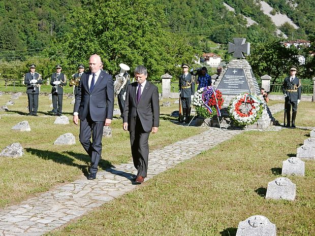 Predsednika državnih zborov sta položila venca k spomeniku
na pokopališču v Modrejcah.