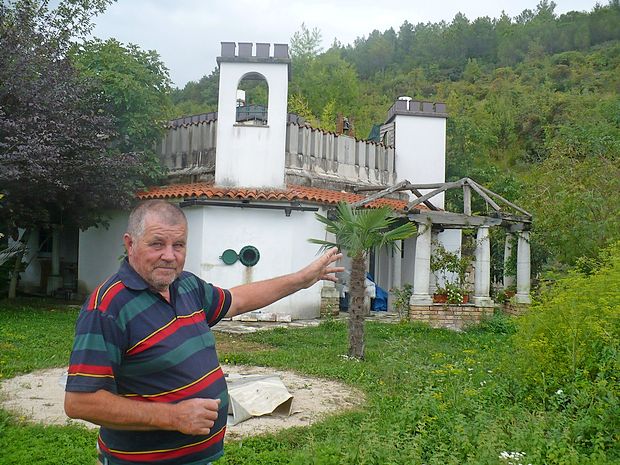 Anton Škof: “Za hišo imam stavbno pravico za 99
let. Odkar sem tu, Hrvati ne prihajajo več sem
kosit trave.”