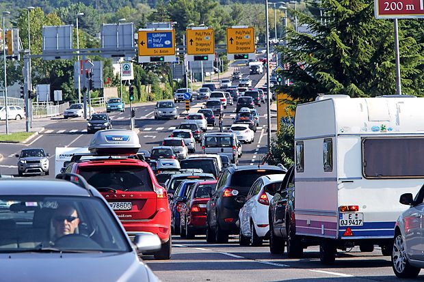 Gneče na primorskih cestah so predvsem posledica turistov,
ki potujejo proti Hrvaški.