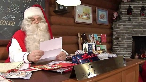 Topla izba in v njej Božiček: tu so sanje in želje dovoljene
vsem. Tu Božiček prebira pisma otrok z vseh koncev sveta.
