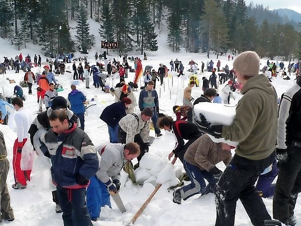 V soboto je čas za umetniško ustvarjanje. Skupine graditeljev
(5-8 članov), ki vsaka s svojim načrtom, tehniko in zagnanostjo zidajo, oblikujejo in sestavljajo mojstrske snežne
skulpture.