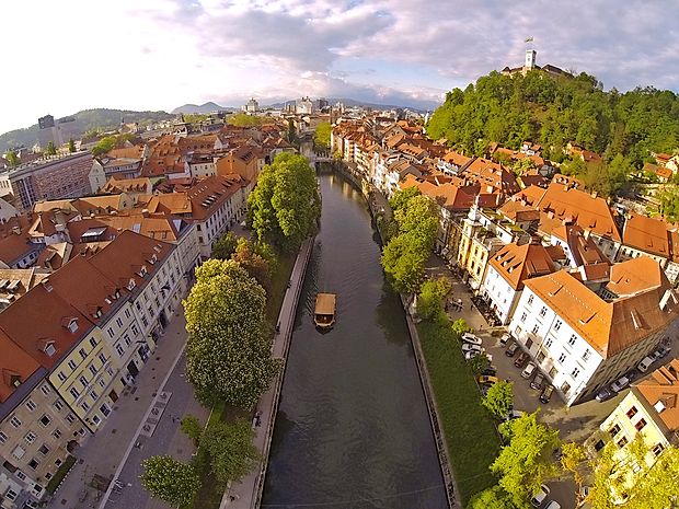 Reko Ljubljanico in njene lepote najbolje doživite na vožnji s
turistično ladjico.