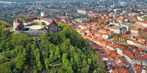 Ljubljanski grad kraljuje na zelenem griču nad zgodovinskim
delom mesta.