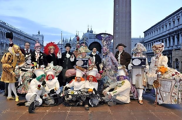 Eden najpomembnejših dogodkov, ki bo potekal tudi na beneškem karnevalu 2016, je gotovo
tekmovanje za “la maschera più bella” (najlepša maska) zadnji vikend karnevala, kjer maske
ocenjuje žirija mednarodnih kostumografov in modnih oblikovalcev.