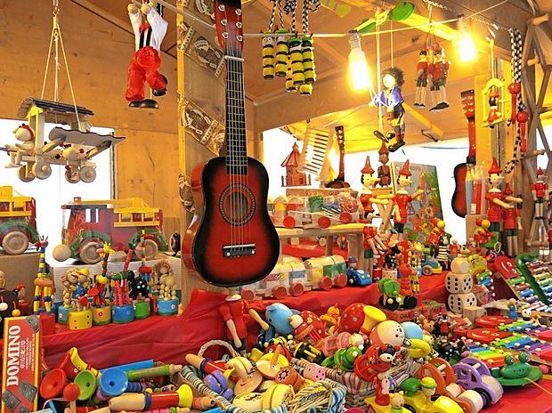 Tržaška Miklavžev in božični sejem sta dogodka, ki ju domačini že tradicionalno izkoristijo kot
priložnost za nakup poceni novoletnih spominkov in darilc.