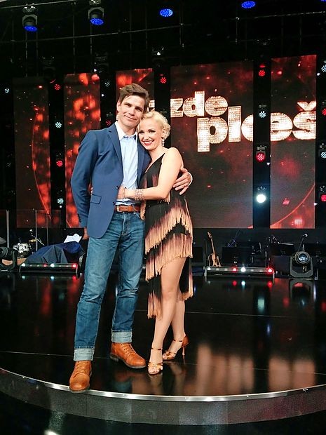 Plesalec Jurij Batagelj iz Ajdovščine je drugo aprilsko nedeljo
prišel podpret ženo Jagodo, ki se je minulo nedeljo z
Jernejem Tozonom sicer poslovila od plesnega globusa.