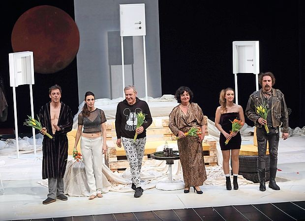 Igor Štamulak, Anja Drnovšek, Aleš Valič, Mojca Partljič,
Vanja Korenč in Gorazd Žilavec (z leve) so navdušili s svojo
igro v komediji (Totalno) katastrofalni večerji.