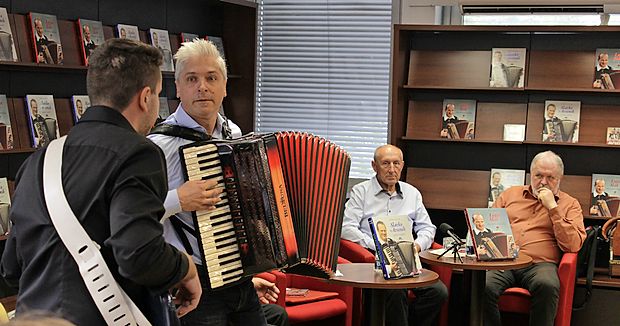 Glavno zvezdo dogodka, harmoniko, je v knjigarni raztegnil Tržačan Aleksi Jercog, ki je napisal knjigo o Avseniku. Prisluhnila
sta mu tudi avtor Slakove monografije Ivan Sivec (v sredini) in etnolog Janez Bogataj.