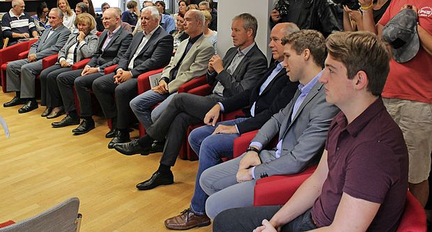 Prvo vrsto so zapolnili zlasti Slaki in Avseniki (z leve): Andrej Bergant, ki je s Slakom že davno tega nastopal v skupini Fantje s Praprotna, vdova Ivanka Slak, sin Robert Slak, predsednik uprave
Mladinske knjige Peter Tomšič, Avsenikov sin Martin, glavni urednik Mladinske knjige Bojan Švigelj, Avsenikov sin Gregor ter njegova sinova Sašo in Blaž.