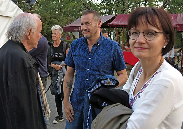 Pred vstopom v jamo sta pokramljala tudi pisatelj in prevajalec
Ludwig Hartinger (levo), Avstrijec, zaljubljen v slovenščino, in francoski pisatelj Alexandre Bergamini. V objektiv se je v ozadju ujela še
letošnja slovenska avtorica v središču Suzana Tratnik, v ospredju pa
pesnica iz avstrijske Koroške Cvetka Lipuš.