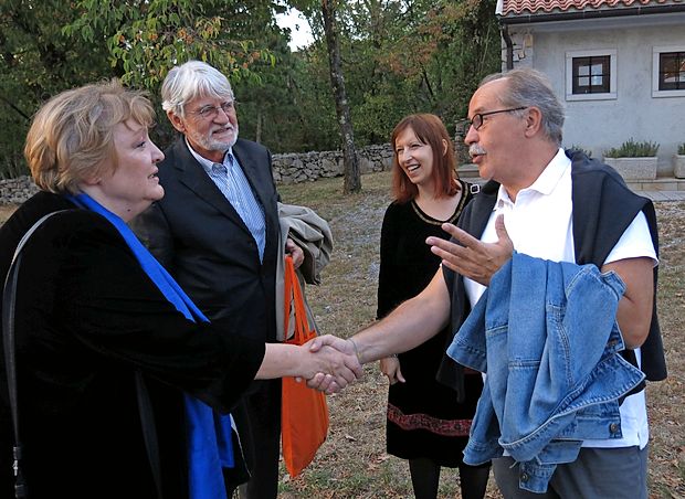 Festivalsko nagrajenko Dubravko Ugrešić je po dolgih letih spet
pozdravil tržaški pisatelj in režiser Marko Sosič, njuno vnovično
srečanje pa je razvedrilo tudi predsednika Društva slovenskih pisateljev Iva Svetino in predsednico vileniške žirije Lidijo Dimkovsko.