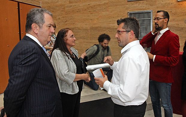 Dobitnici štipendije Srednjeevropske pobude Tanji Bakić je
prišel čestitat tudi njen rojak, črnogorski veleposlanik pri nas
Miomir Mugoša. Ujeli smo ga med srečanjem z ravnateljem
Višje strokovne šole Sežana Antonom Marnom, v ozadju pa
še sežansko podžupanjo Ljubico Jelušič v pogovoru s
povezovalcem večera, televizijskim novinarjem in voditeljem
Sekujem M. Condejem.