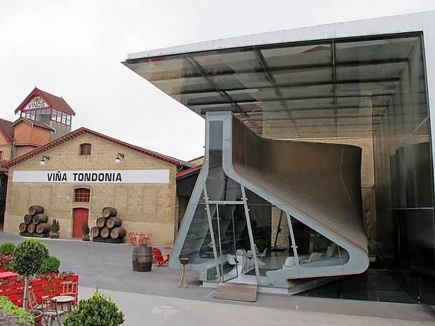 Prizidek, delo Zahe Hadid, je v obliki dekanterja za vino.
