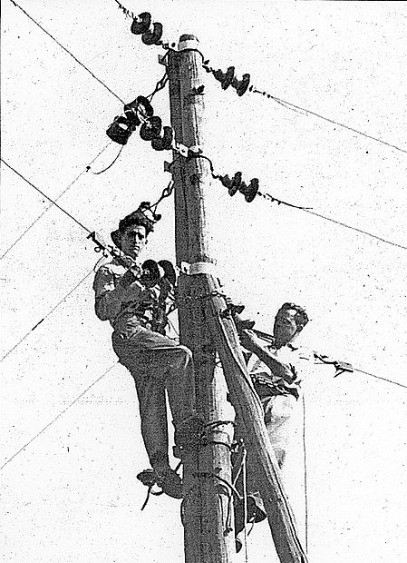 Delo elektrikarjev na terenu je bilo nekdaj neprimerno bolj
tvegano, pravi Silvo Križmančič (na fotografiji levo).