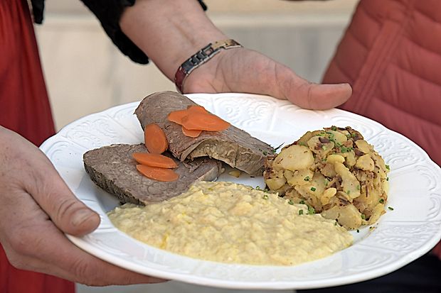Posebna jed za poroko in sedmino, značilna za ta del Koroške:
kuhano goveje meso s hrenovo omako in krompirjem.