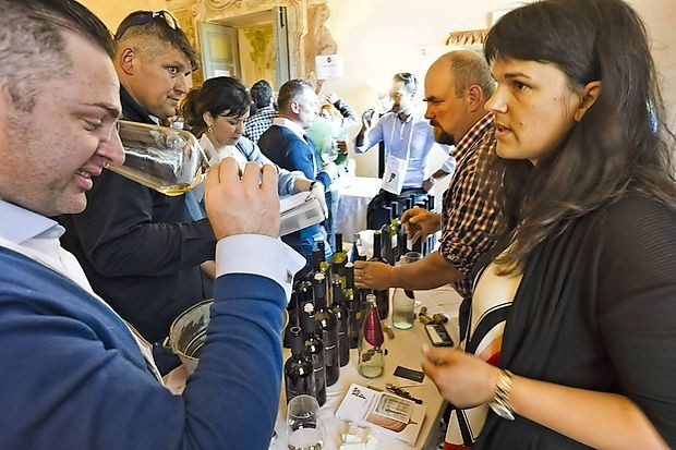 Loredana in Sebastjan Štemberger (v ozadju) sta, tako kot še
nekaj slovenskih vinarjev, svoja vina predstavila na sejmu
VinNatur v bližini Vicenze.