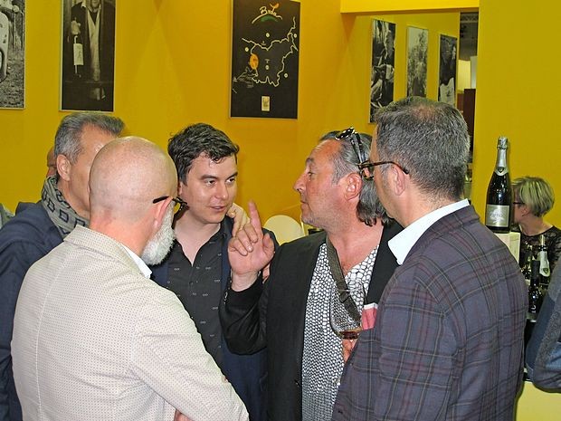Marko Skočaj iz briške kleti Dolfo (drugi z desne), ki je v
Veroni praznoval okrogel jubilej, je imel zelo pozorne
poslušalce in degustatorje.