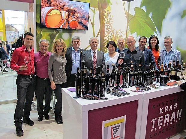 Kraška zasedba v Veroni (z leve): Matej Colja, Bogdan Tavčar,
Tjaša Lisjak, Marjan Colja, Boris Lisjak, Milena Tavčar, Rikardo
Vrabec, Domen Vrabec, Tadej Štoka, Mojca Velikajne in Adam
Simoneta