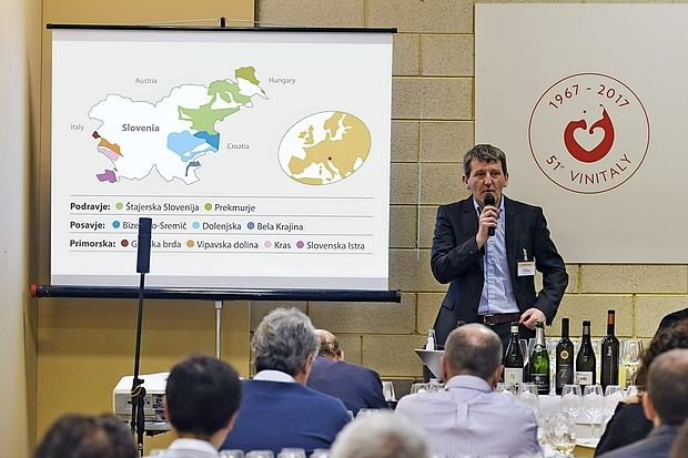 Robert Gorjak iz vinske šole Belvin je vodil razprodano
degustacijo 12 slovenskih vin, osem je bilo primorskih, za
novinarje z vsega sveta.