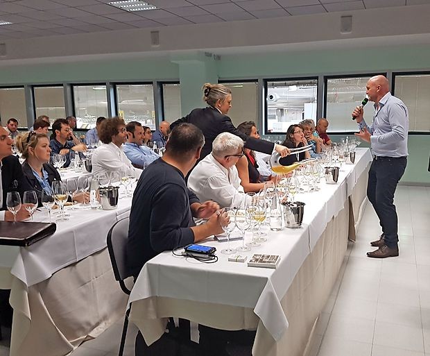 Aleš Kristančič (Movia) je pred polno degustacijsko dvorano
predstavil vzorce vin iz njihove kleti, ki so še v sodih.