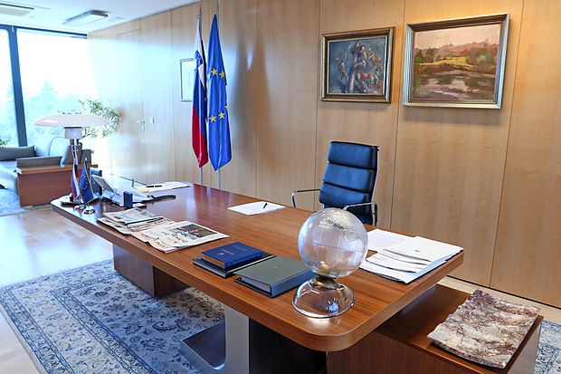 Edina knjiga, ki jo ima predsednik vlade vedno na mizi, je
slovenska ustava.