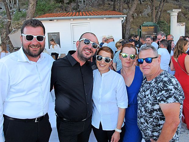 Vsako leto v začetku julija Ante Pižić ter Alen in Vesna Bibić (z leve) priredijo v domačem Skradinu nadvse prijeten
Festival finih vin. Med drugimi sta slovenske barve zastopala Tina Skrinjer in Stojan Ščurek.