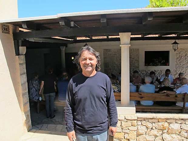 Frano Milin - Bire iz Lumbarde na Korčuli, kjer edini pridelujejo vino iz sorte grk.