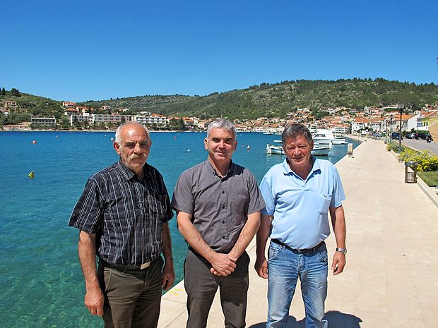 Korčulanski oljkarji so ponosni na svojo sorto lastovka in na evropsko zaščito tamkajšnjega oljčnega olja. Z leve:
Dinko Prižnić, Ranko Šurjan in Miloš Žuvela.