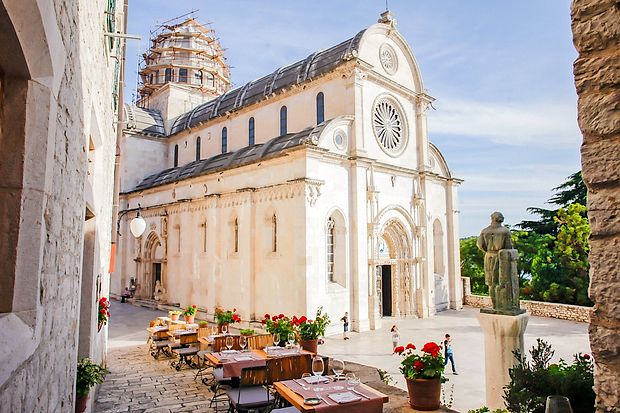 Restavracija Pelegrini je korak od šibeniške katedrale.