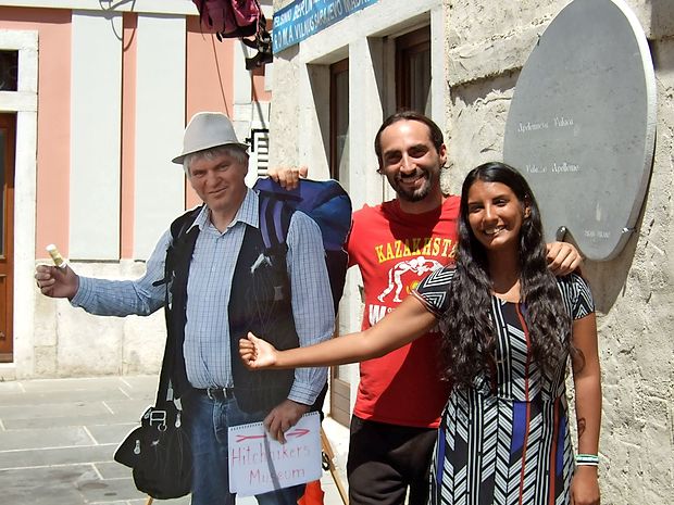 Svetovna popotnika, Argentinca Eric Lansome in Ayu Santana, sta se v Piranu za šalo postavila ob “kartonastega”
Mirana Ipavca, ki usmerja obiskovalce v avtoštoparski muzej.