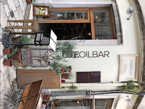 Uje Oil Bar v splitski palači Dominis.