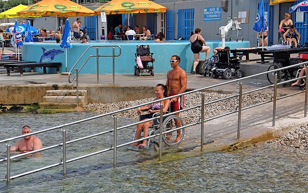 Reševalci na plaži doma Dva topola v Izoli ne skrbijo le za
varnost, ampak tudi pomagajo invalidom v vodo in iz nje.
društvo distrofikov slovenije