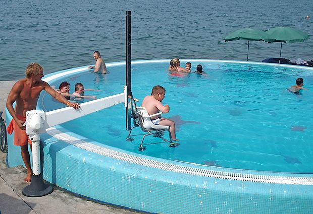 Osebam z živčno-mišičnimi obolenji s posebnim dvigalom
omogočajo dostop v ogrevan bazen na izolski plaži invalidov.
društvo distrofikov slovenije