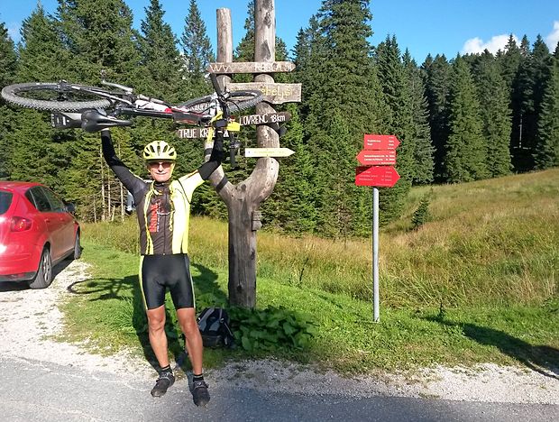 Marko Vidmar iz Prad pri Kopru (na fotografiji ob zaključku poti na Pohorju) je prvi Slovenec, ki je zbral vse žige
na STKP. osebni arhiv marka vidmarja