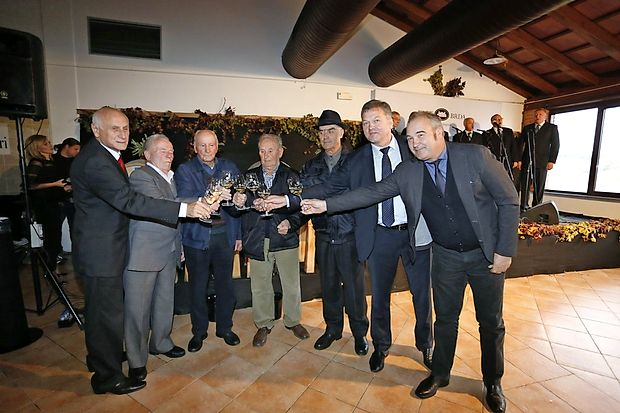 Franc Mužič, briški župan, in najstarejši zadružniki Srečko Drnovšček, Evarist Kocjančič, Alfonz Prinčič in Stanko
Šviligoj ter direktor Kleti Brda Silvan Peršolja in predsednik Zadruge VK Goriška Brda Marjan Lesica (z leve).