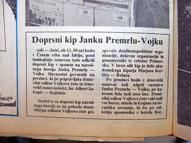V Črnem Vrhu nad Idrijo so se z odkritjem doprsnega kipa
poklonili narodnemu heroju Janku Premrlu - Vojku.
