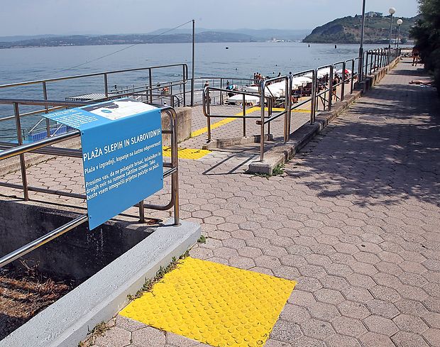 Plažo slepih v Izoli so lani opremili z rumenimi taktilnimi
oznakami, ki so slepim in slabovidnim v veliko pomoč.
zdravko primožič/fpa