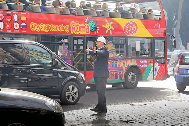 Znamenitost je tudi policist, ki ureja promet v središču
Rima.