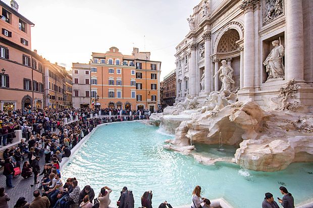 Znamenita Fontana di Trevi v Rim privablja turiste z vsega
sveta.