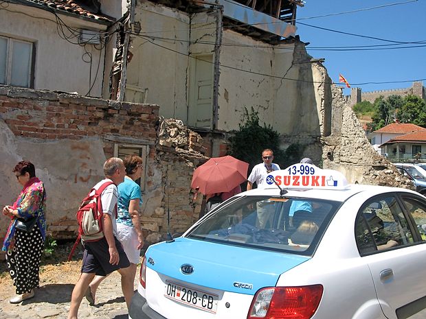Bejrut? Ne, Ohrid! Le lučaj stran od urejenih ulic se skriva
beda makedonskega bisera.