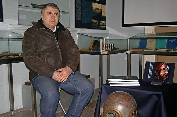 Žarko Sajič: “Na opremo Siebe Gorman so se
slovenski potapljači tako navadili, da so tudi po
tem, ko so jo že prenehali proizvajati, naročili še
posebno linijo prav zanje.”