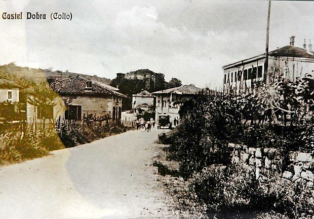 Tako je bilo videti Dobrovo nekoč, preden so v njem zgradili
novo šolo. Če bi posnetek z istega mesta naredili danes, bi
bila desno nova šola.
