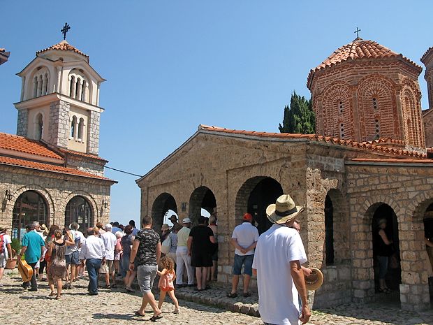 Pred cerkvijo sv. Nauma je vedno živahno.