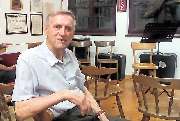 Silvo Križmančič pride vsak torek med prvimi na vaje
tržaškega partizanskega zbora na Padriče.