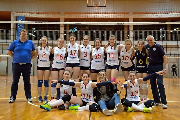 Stojijo (z leve): Sebastjan Mavrič (pomočnik trenerja), Alja Lia
Gržinič, Ana Cep, Tina Kaker, Lea Šantelj, Lana Jovič, Lara
Dodič, Anuša Radulj, Nina Radešič, Zoran Jerončič (trener).
Sedijo: Sara Kušar, Vita Kocet, Dajana Lucas, Neja Nedoh.